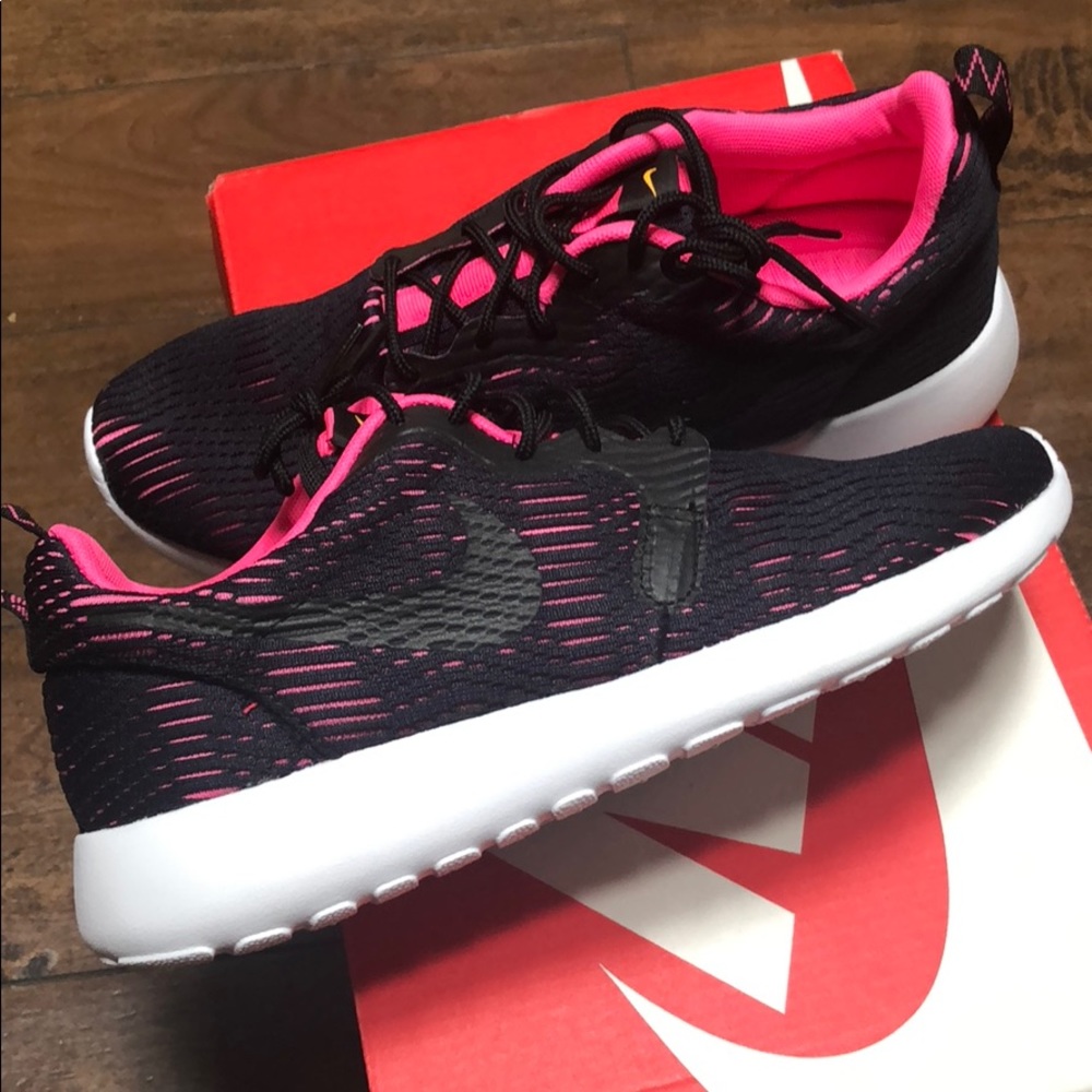 Nike Roshe One - Women’s Sz 6 - Black and Pink